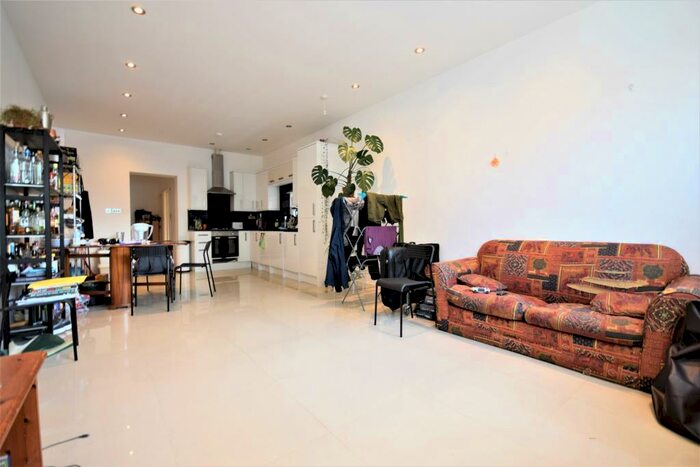 2 Bedroom Flat To Rent In Nunhead Lane, Peckham, SE15