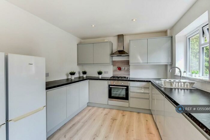 4 Bedroom Semi-Detached House To Rent In Selba Drive, Brighton, BN2