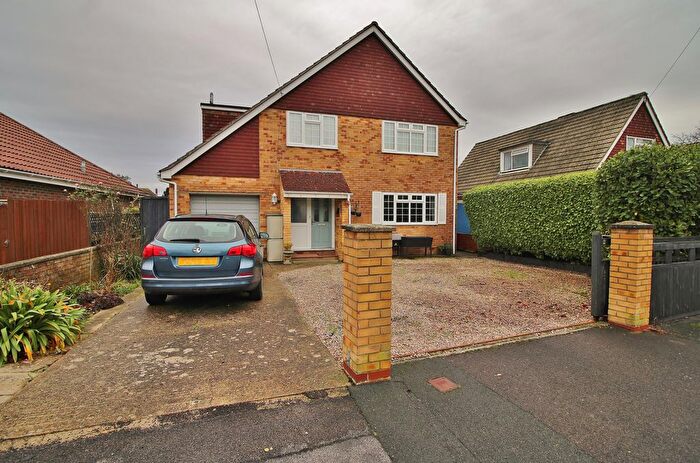4 Bedroom Detached House For Sale In Burwood Grove, Hayling Island, PO11