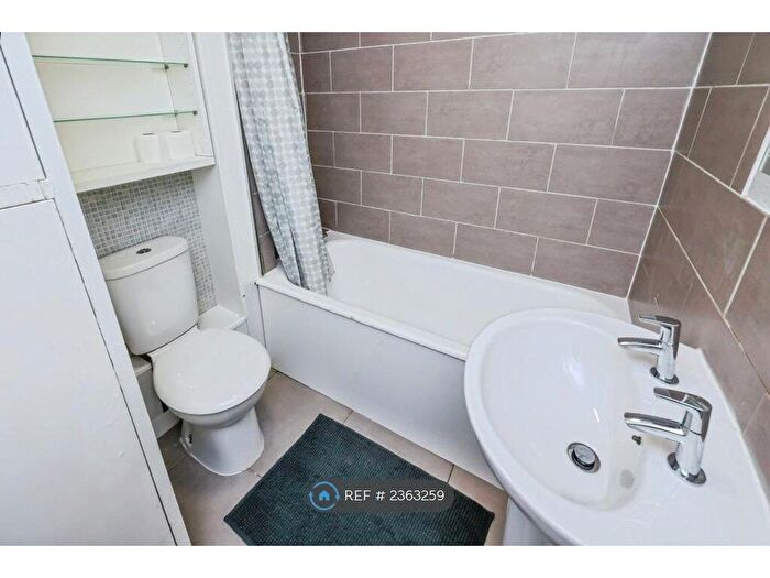 2 Bedroom Flat To Rent In Derwent Court, Nottingham, NG7