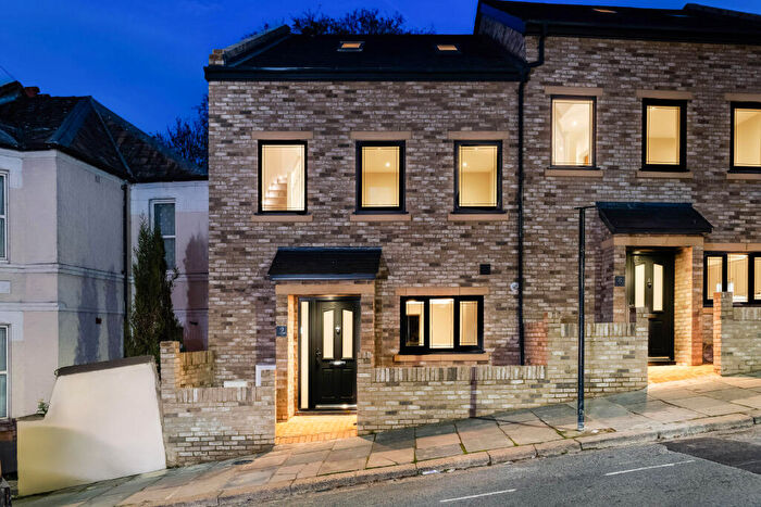 3 Bedroom Semi Detached House For Sale In Masons Hill, London, SE18