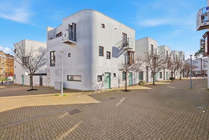 4 Bedroom Terraced House For Sale In Eden Way, Bow, E3