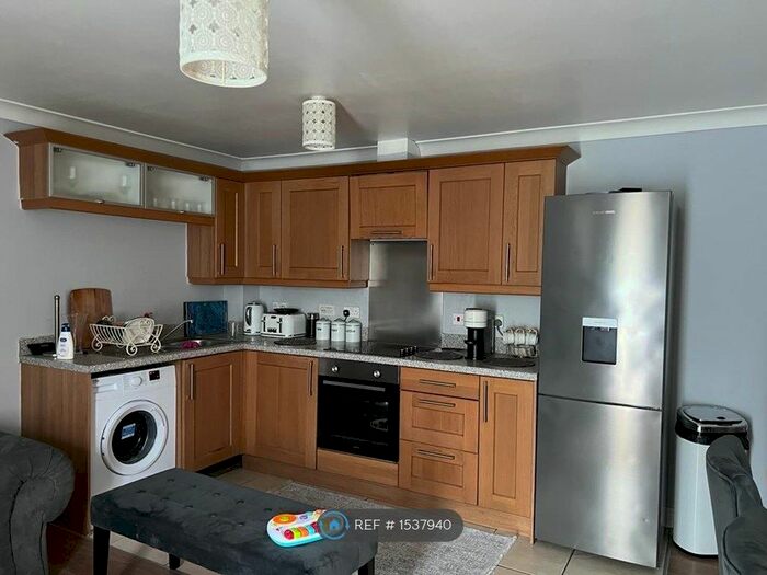 2 Bedroom Flat To Rent In Connections House, London, N3