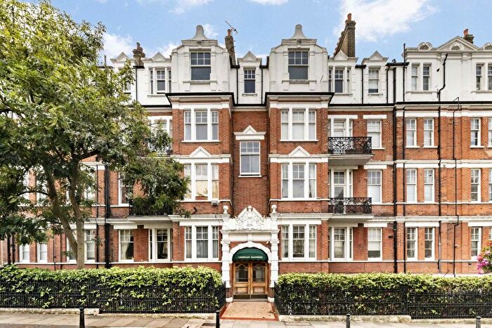 3 Bedroom Flat To Rent In Richmond Hill, Richmond, TW10