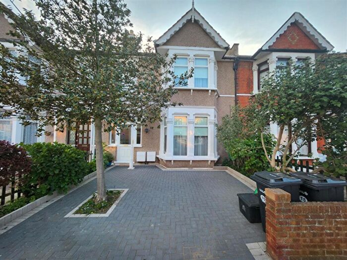 2 Bedroom Flat To Rent In Gartmore Road, Ilford, IG3