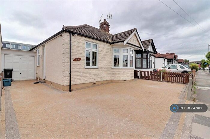 3 Bedroom Bungalow To Rent In Chestnut Grove, Ilford, IG6