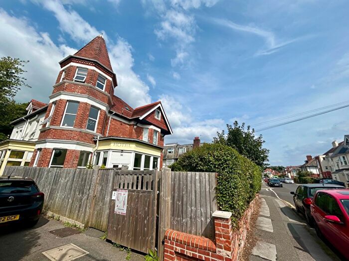 2 Bedroom Flat To Rent In Claremont House, Bournemouth, BH5