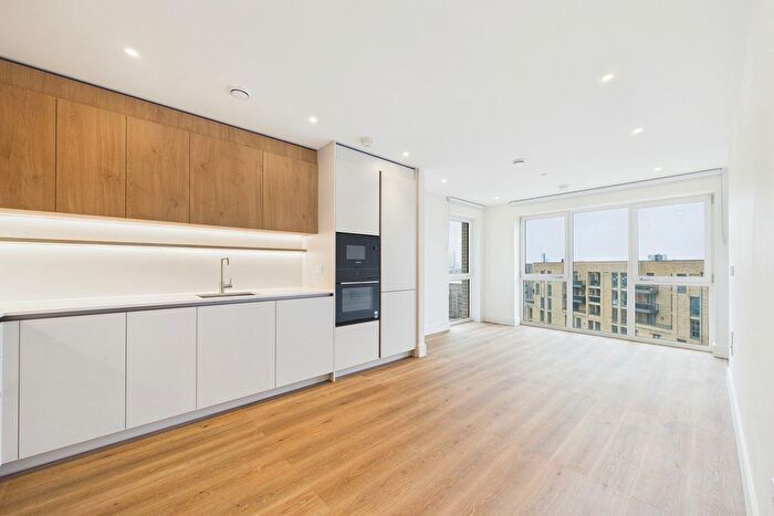 2 Bedroom Flat To Rent In Maple Mews, London, E3