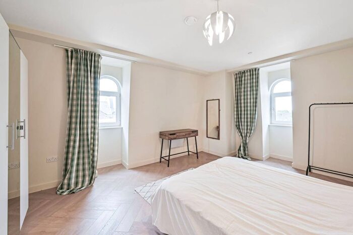 2 Bedroom Flat To Rent In Ballards Lane, Church End, London, N3