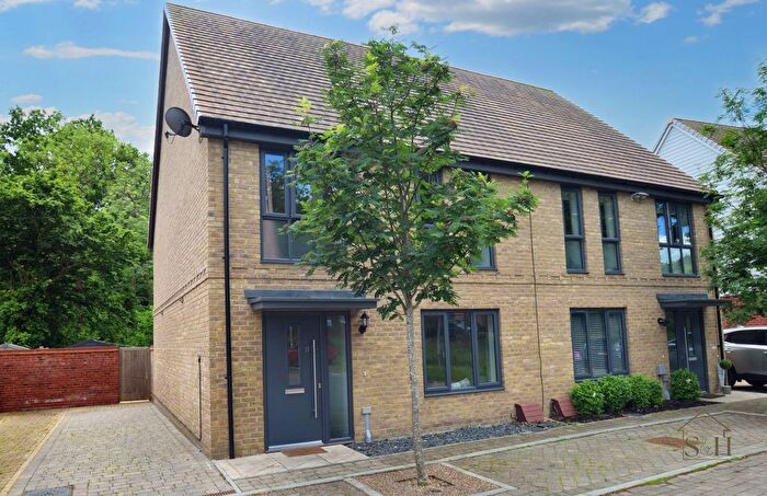 4 Bedroom Semi-Detached House For Sale In John Haselden Crescent, Repton Park, TN23