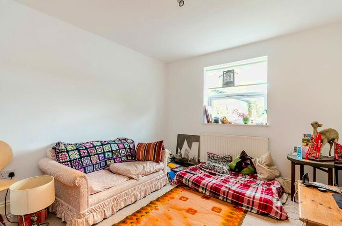 2 Bedroom Flat To Rent In Central Hill, Crystal Palace, London, SE19