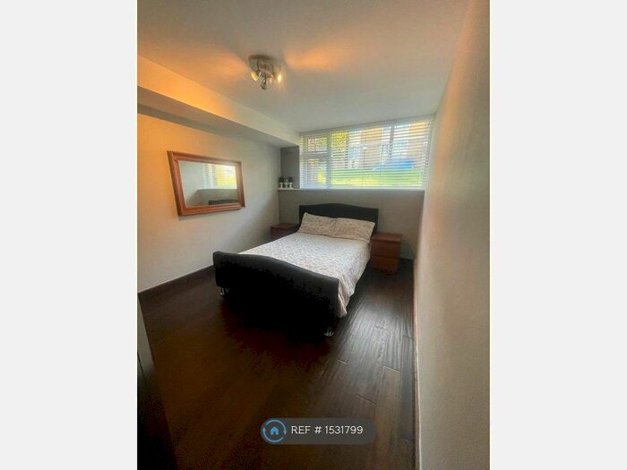 3 Bedroom Flat To Rent In Winterfold Close, London, SW19