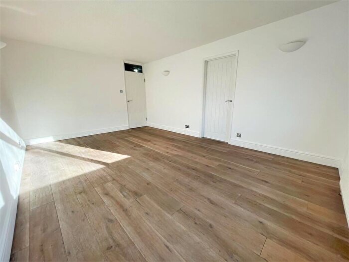 1 Bedroom Flat To Rent In Churchfields, South Woodford, London, E18