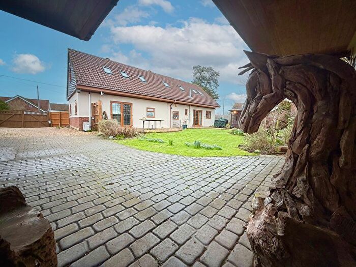 5 Bedroom Detached House For Sale In High Street, Burcott, LU7