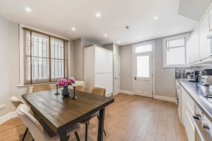 2 Bedroom Flat To Rent In Marius Road, Tooting Bec, London, SW17