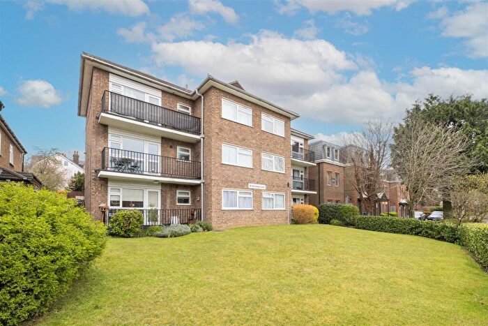 2 Bedroom Flat For Sale In Bloomfield Road, Harpenden, AL5