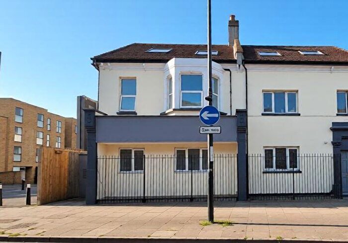 5 Bedroom Semi-Detached House For Sale In Brownhill Road, Catford, London, SE6