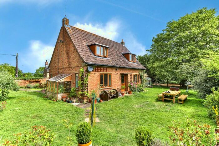 3 Bedroom Cottage For Sale In Three Bridges Road, Long Buckby, NN6