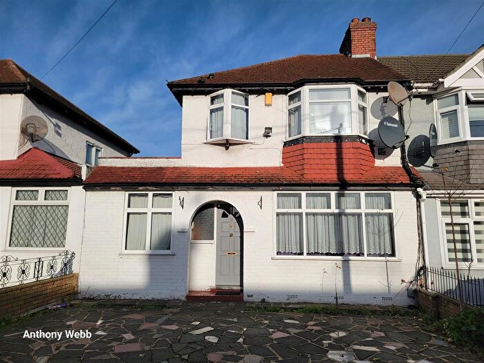3 Bedroom End Of Terrace House To Rent In Empire Avenue, Edmonton, N18