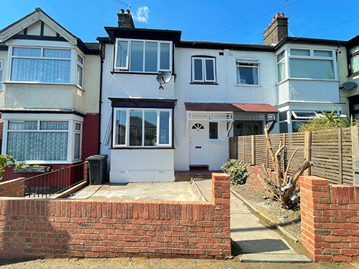 3 Bedroom House To Rent In Fyfield Road, Walthamstow, E17