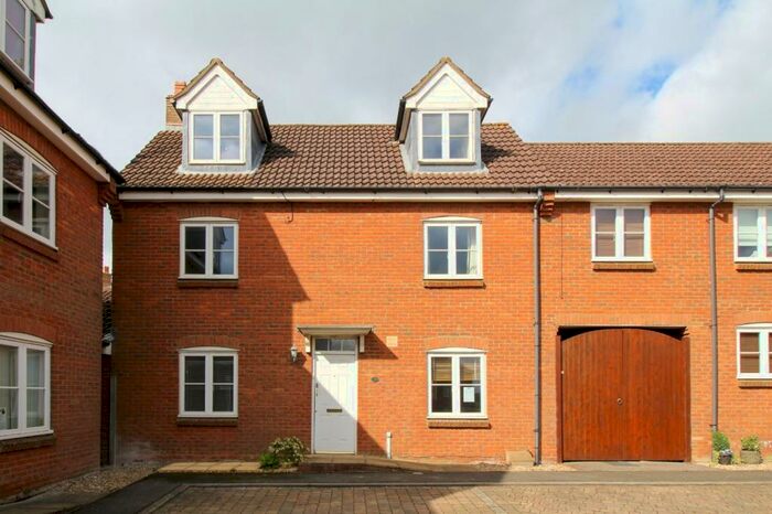 4 Bedroom Link Detached House To Rent In Snowshill Close, Middlemore, Daventry, Northants, NN11
