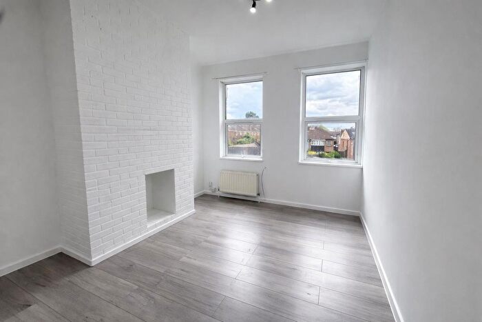 3 Bedroom Flat To Rent In White Hart Lane, N17