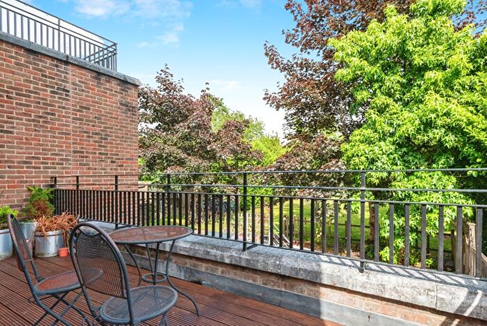 2 Bedroom Flat For Sale In Ladbroke Road, Redhill, Surrey, RH1