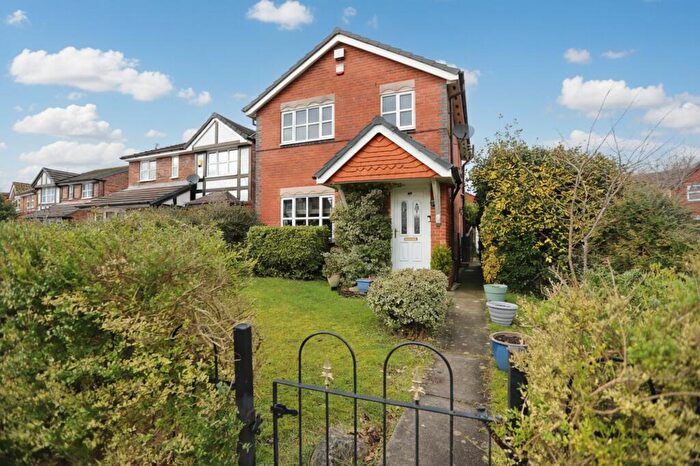 3 Bedroom Detached House For Sale In Parkside Close, Radcliffe, M26