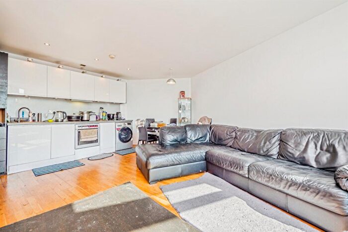 2 Bedroom Apartment For Sale In Bute Terrace, Cardiff, CF10