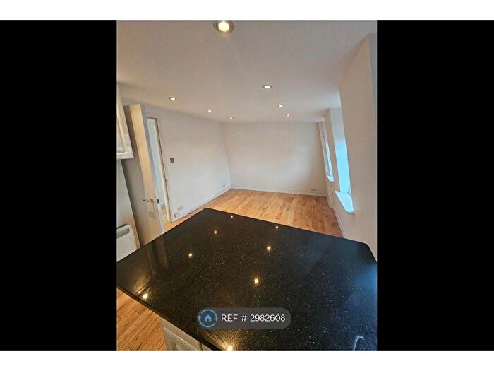 1 Bedroom Flat To Rent In Lower Mortlake Road, Richmond, TW9