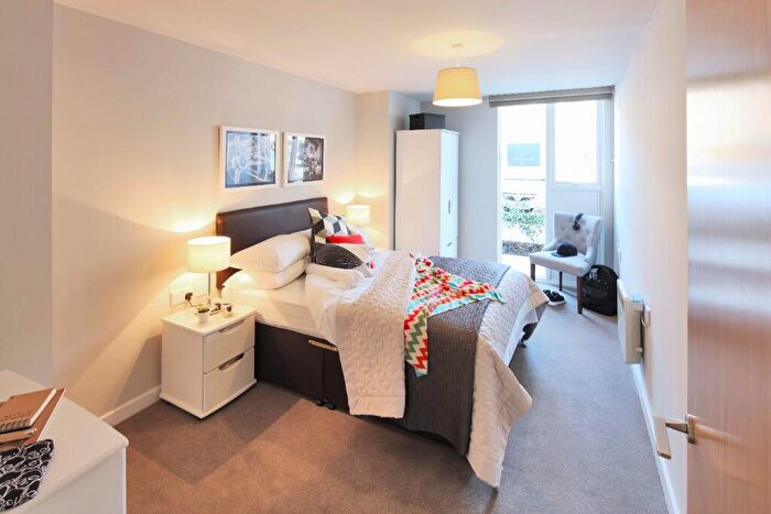 2 Bedroom Apartment To Rent In Queensway, Southampton, Hampshire, SO14