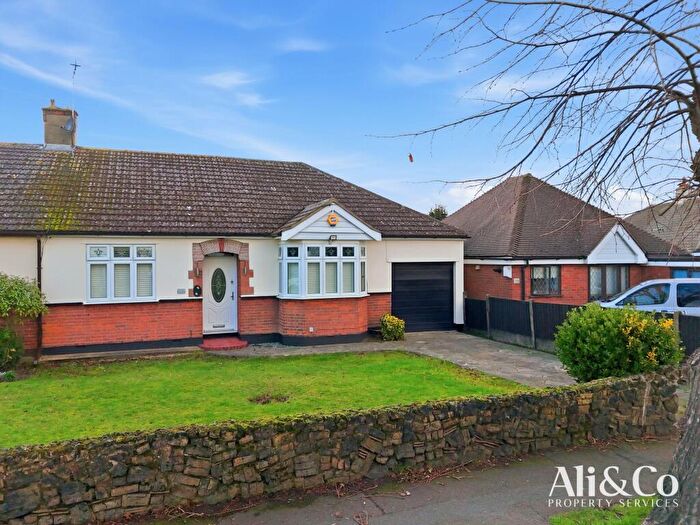 2 Bedroom Bungalow For Sale In Connaught Avenue, Grays, RM16