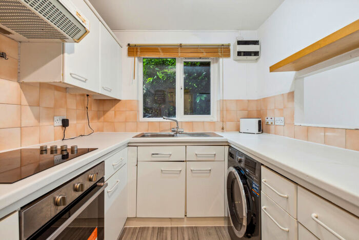 2 Bedroom Flat To Rent In Bunning Way, Islington, N7