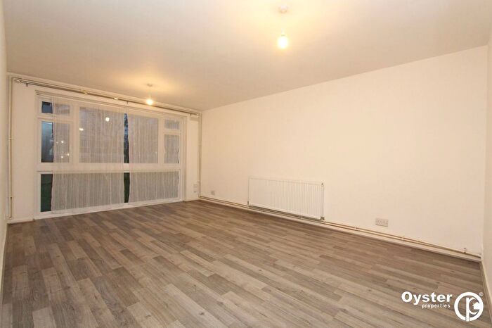 2 Bedroom Flat To Rent In Stratton Close, Edgware, HA8