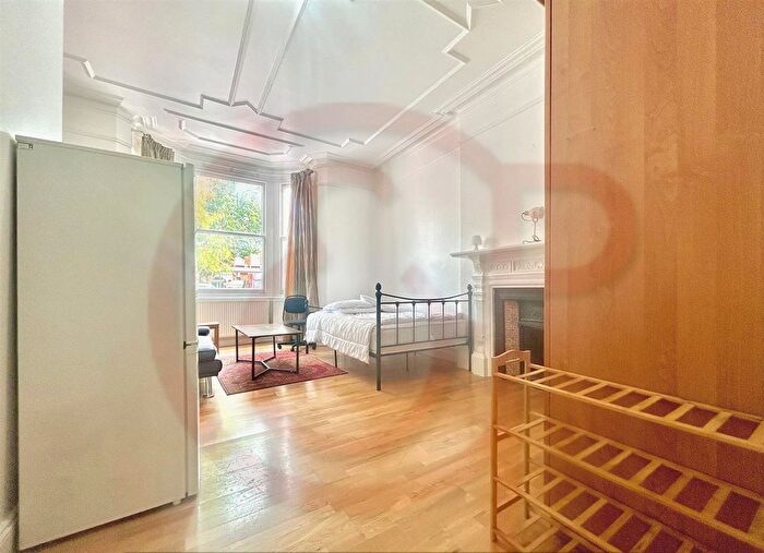 Studio To Rent In Walm Lane, London, NW2