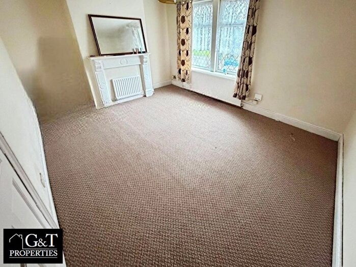 3 Bedroom Flat To Rent In Cinder Bank, Dudley, DY2