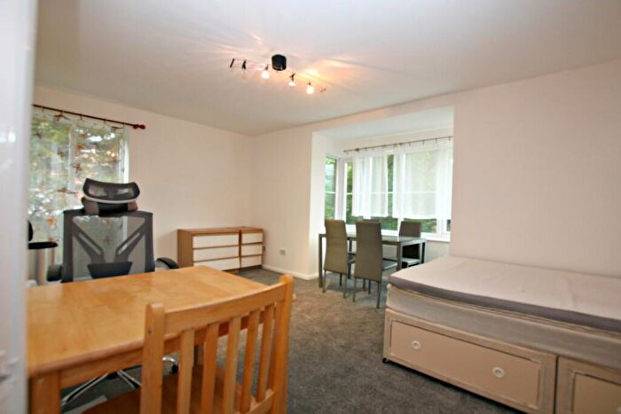Flat To Rent In Colwyn Green, NW9