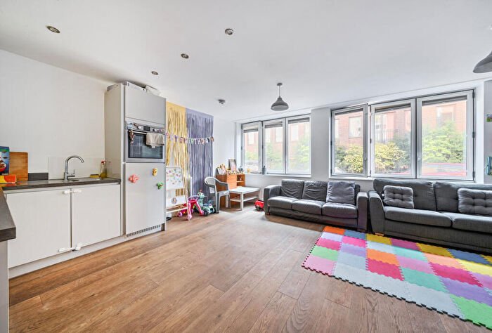 2 Bedroom Apartment For Sale In Knoll Rise, Orpington, BR6