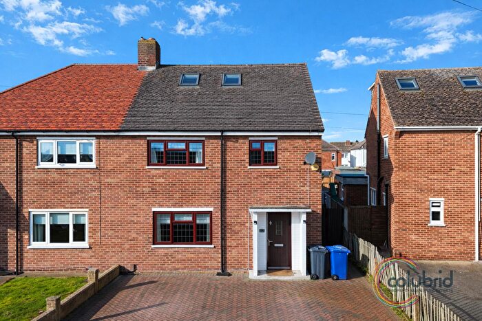 5 Bedroom Semi Detached House For Sale In Hall Crescent, Aveley, South Ockendon, RM15