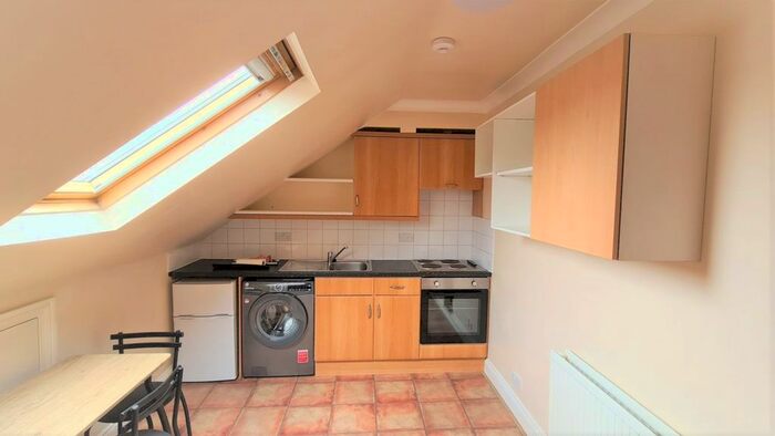 Studio To Rent In Elm Park, Brixton Hill, SW2