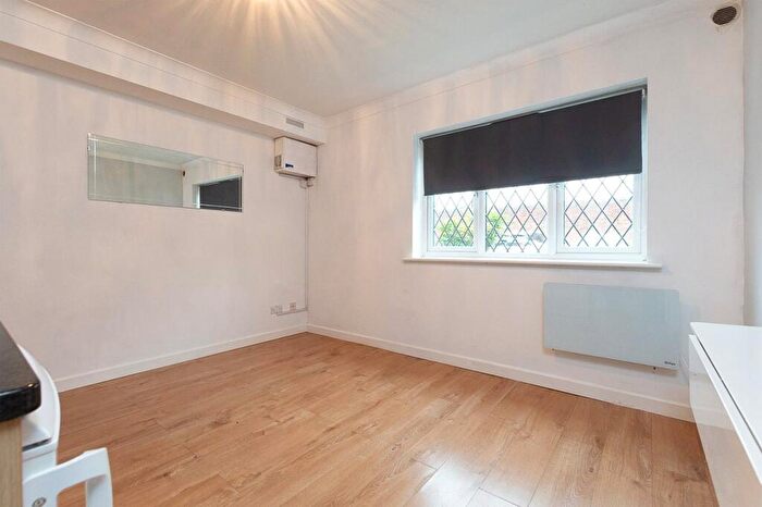 1 Bedroom Maisonette To Rent In Ardrossan Gardens, Worcester Park, Surrey, KT4