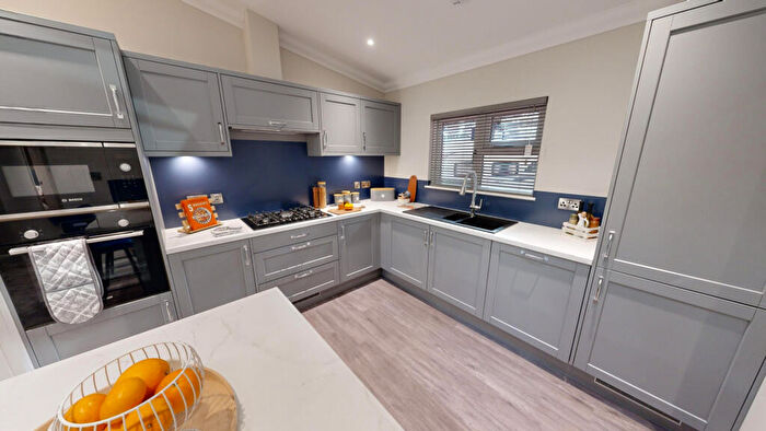 2 Bedroom Park Home For Sale In Luton, Bedfordshire, LU1