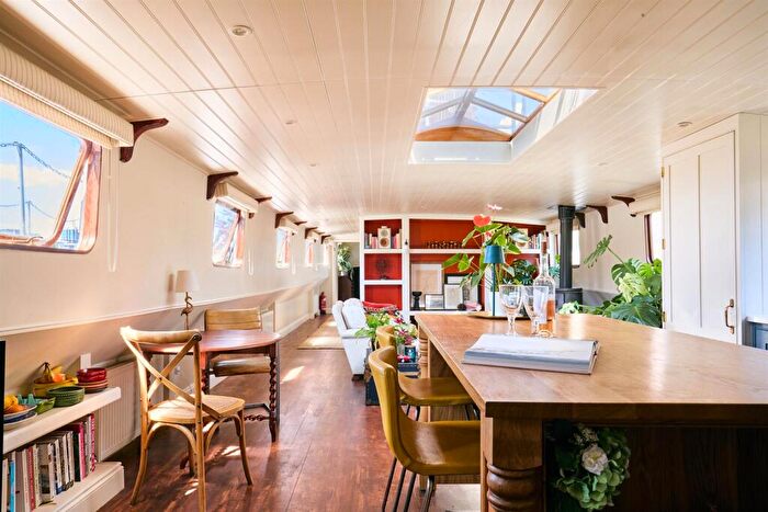 4 Bedroom House Boat To Rent In Clove Hitch Quay, Battersea, SW11