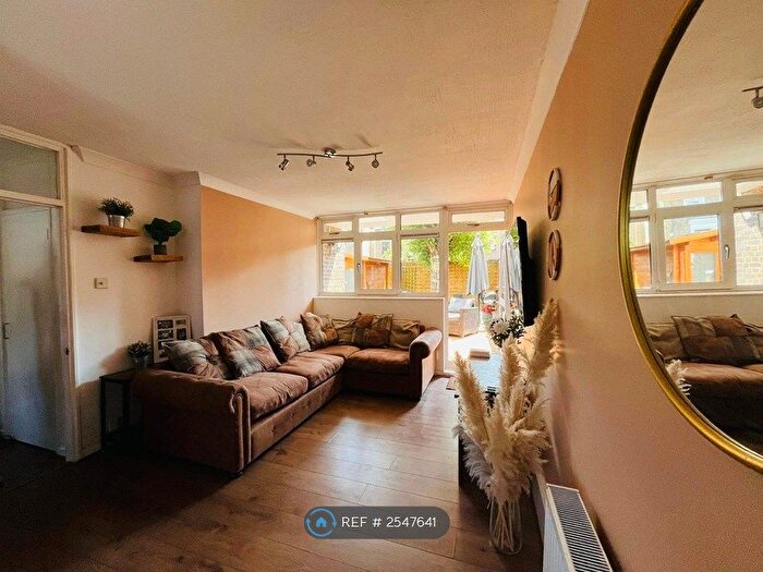 2 Bedroom Flat To Rent In Dalkeith House, London, SW9