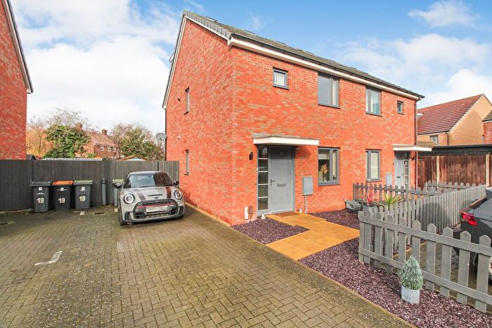 3 Bedroom Semi Detached House For Sale In Lunniss Way, Wootton, MK43