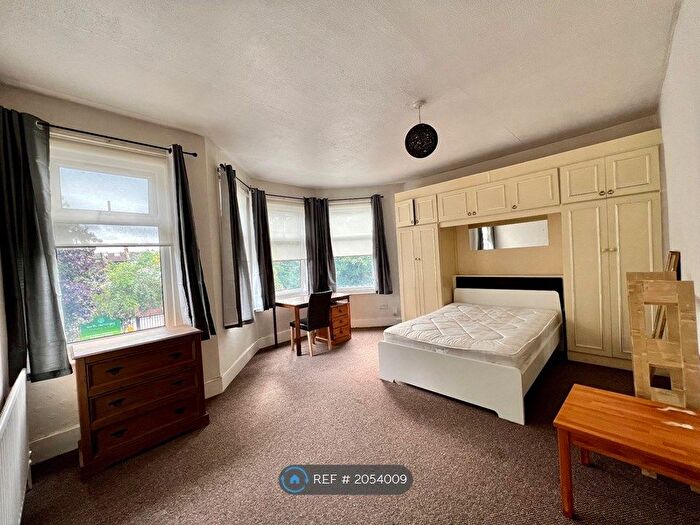 2 Bedroom Flat To Rent In Frobisher Road, London, N8