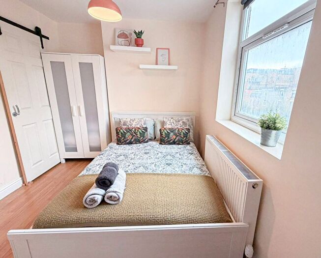 3 Bedroom Flat To Rent In Whitechapel, E1