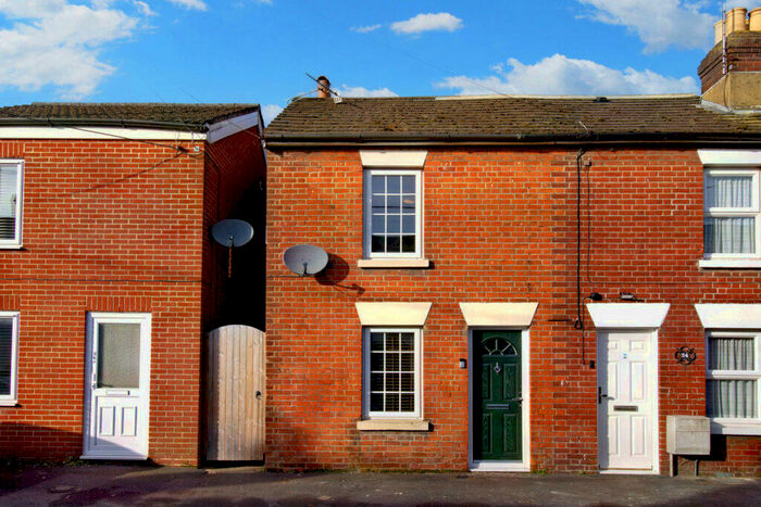 2 Bedroom End Of Terrace House To Rent In Osborne Road, Southampton, SO40