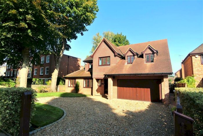 5 Bedroom Detached House To Rent In Weybridge, KT13