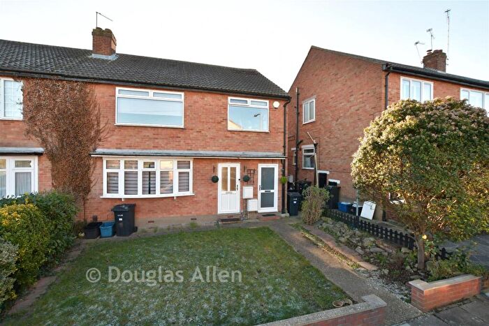 2 Bedroom Ground Maisonette For Sale In The Holt, Ilford, Essex, IG6